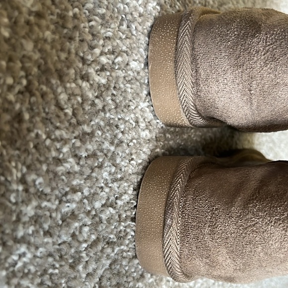 Casual Winter boots size 8 faux suede outer faux fur lining & lace up w Pom Pom - Picture 3 of 16